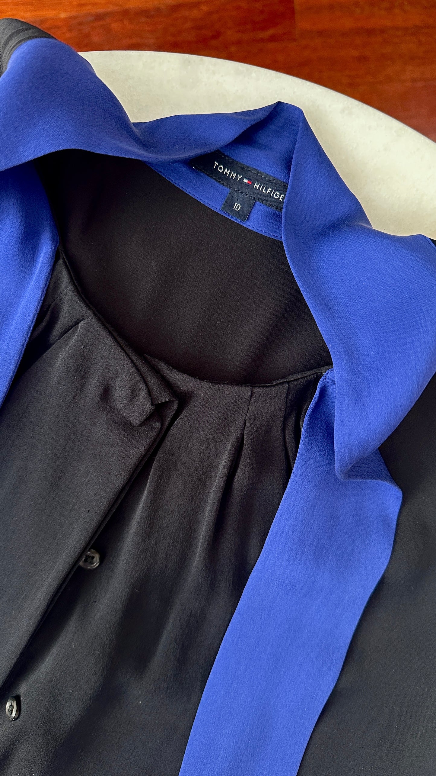 Silk sleeveless shirt with bow