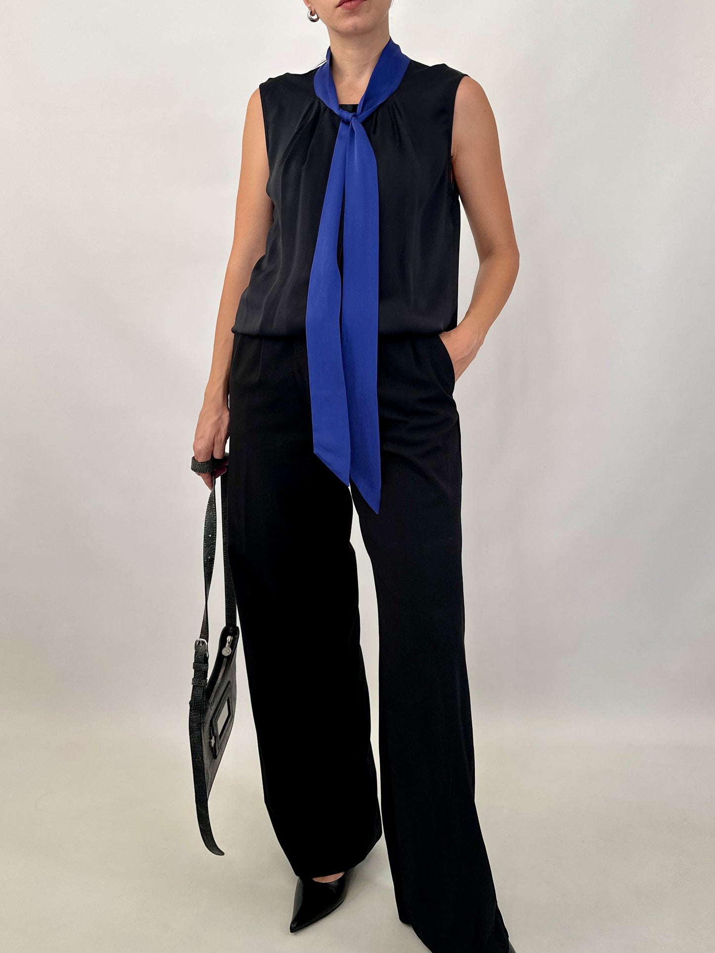 Silk sleeveless shirt with bow