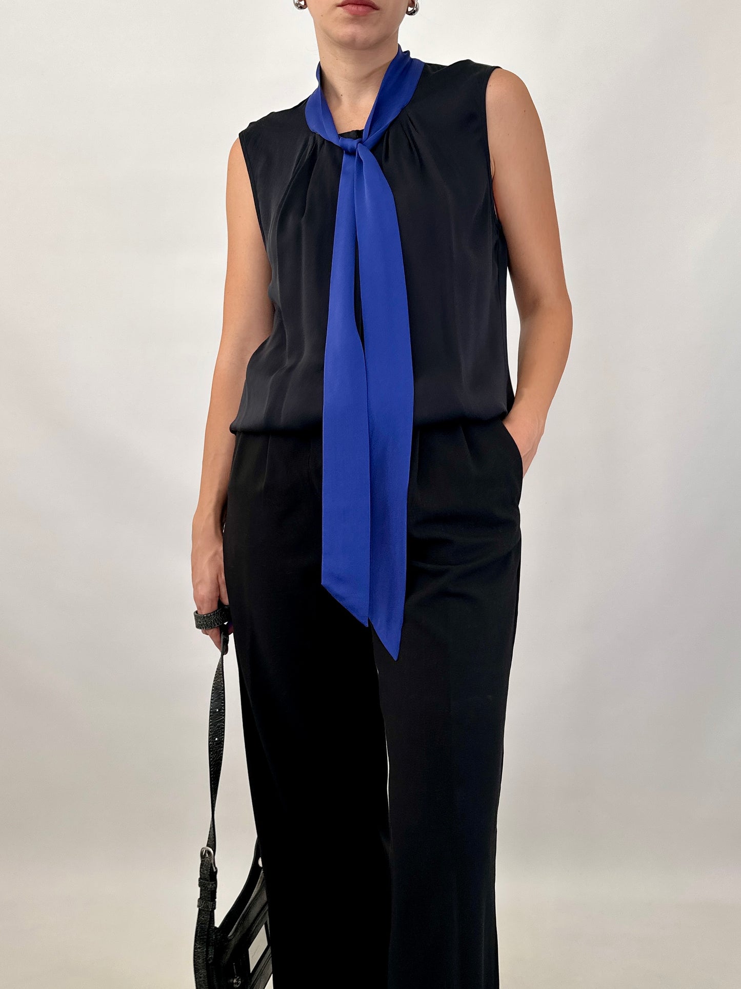 Silk sleeveless shirt with bow