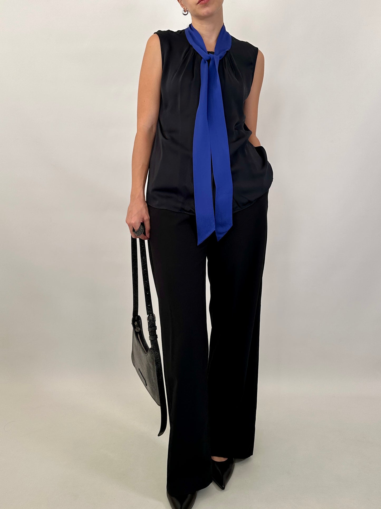 Silk sleeveless shirt with bow