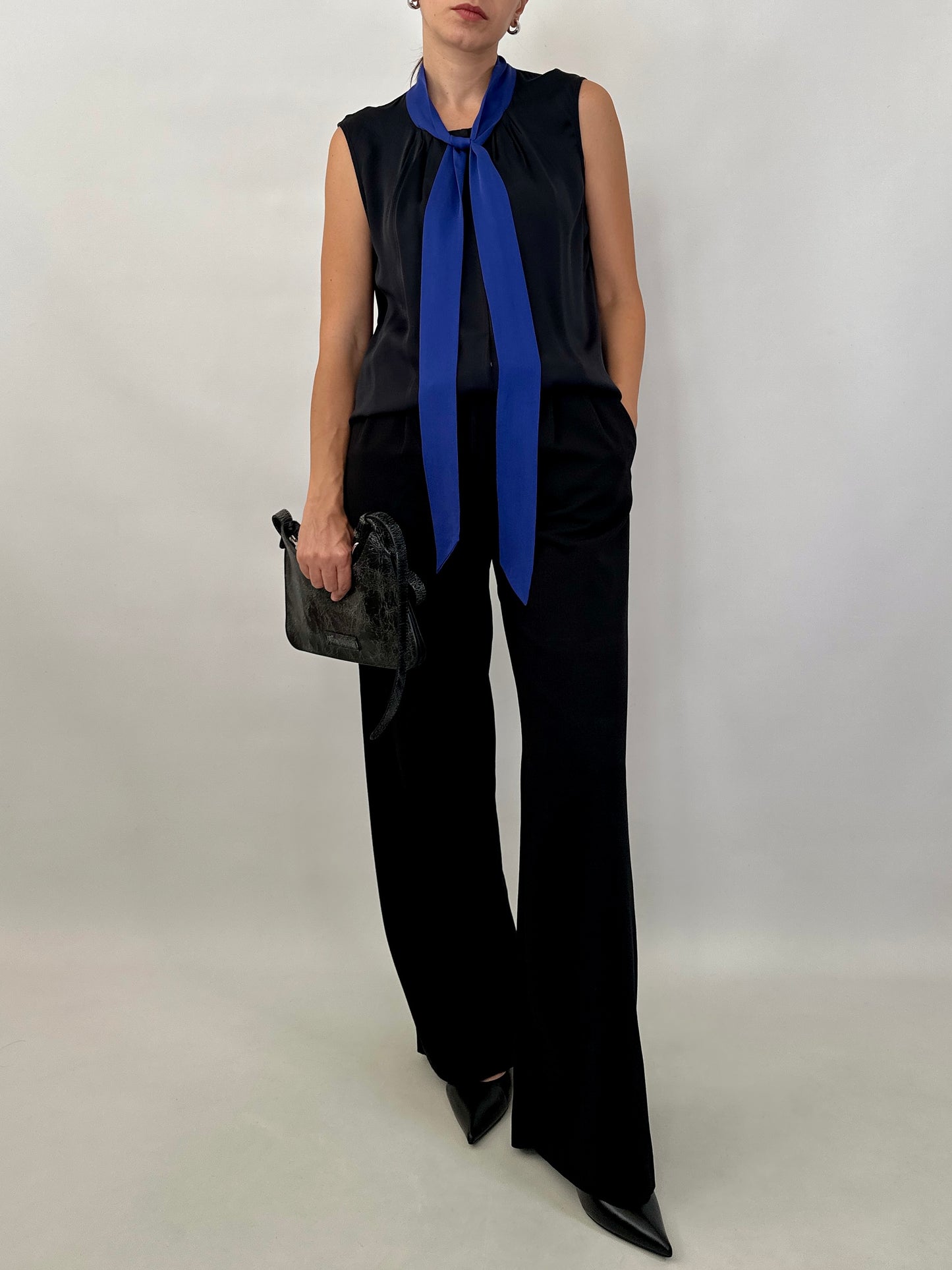 Silk sleeveless shirt with bow