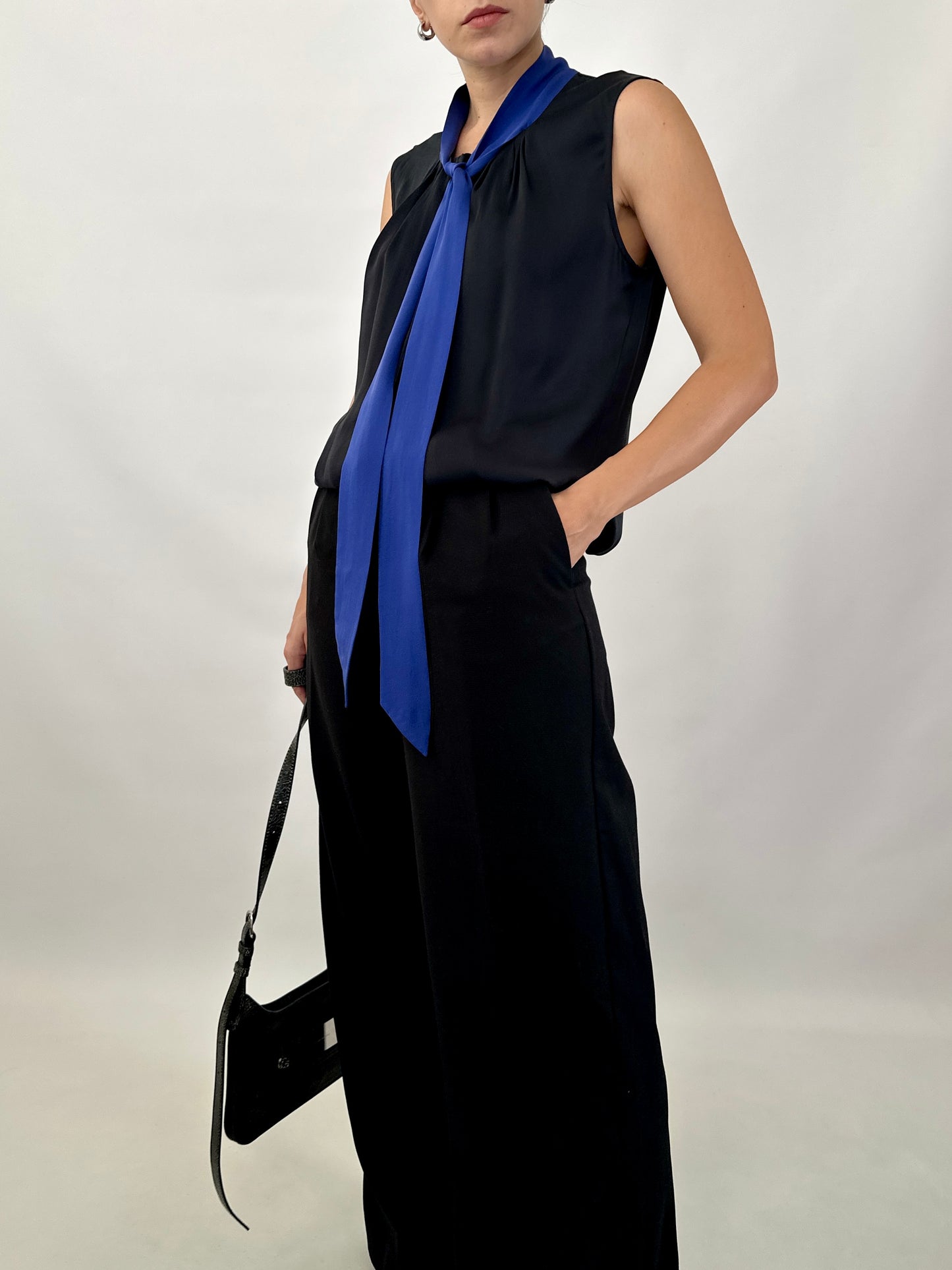 Silk sleeveless shirt with bow