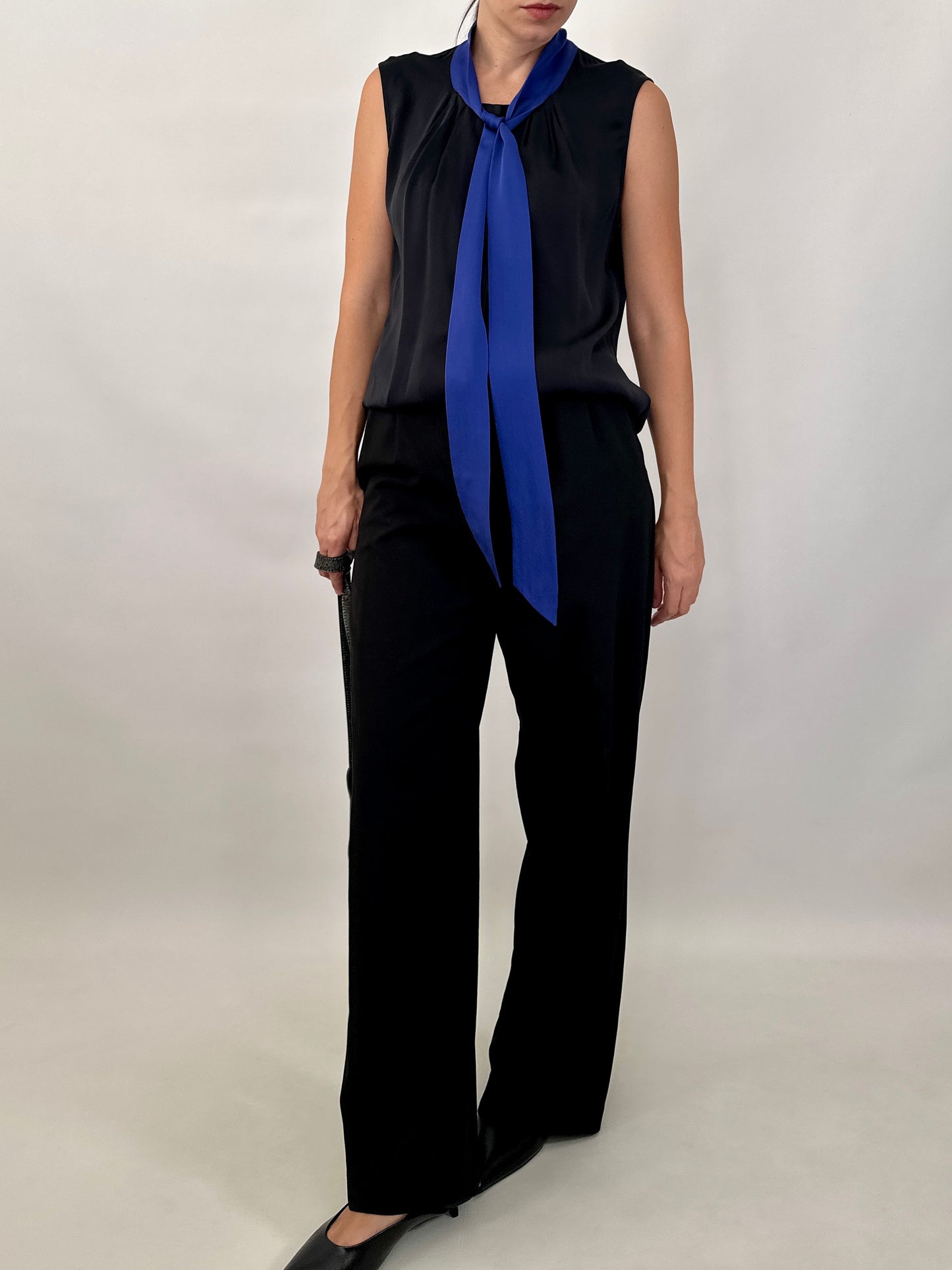 Silk sleeveless shirt with bow