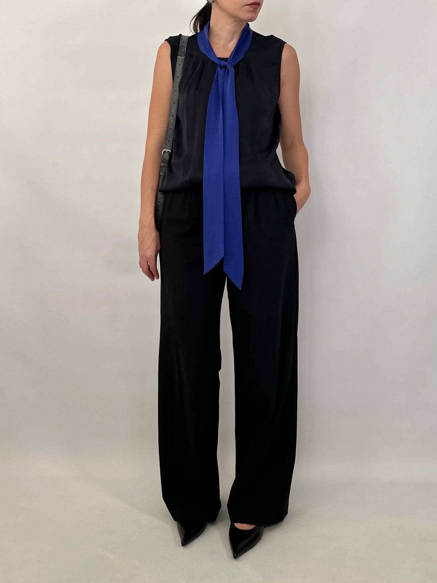 Silk sleeveless shirt with bow